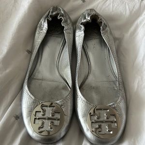 Silver Tory Burch Minnie flat. Size 9.5